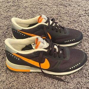 Nike Men's Black and Orange Athletic Sneakers